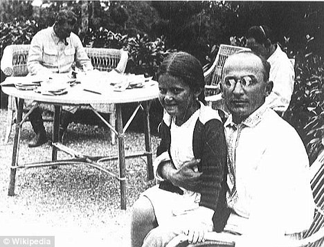 Peters ngồi với Lavrentiy Beria, giám đốc an ninh của Liên Xô dưới thời Stalin, hồi còn nhỏ.